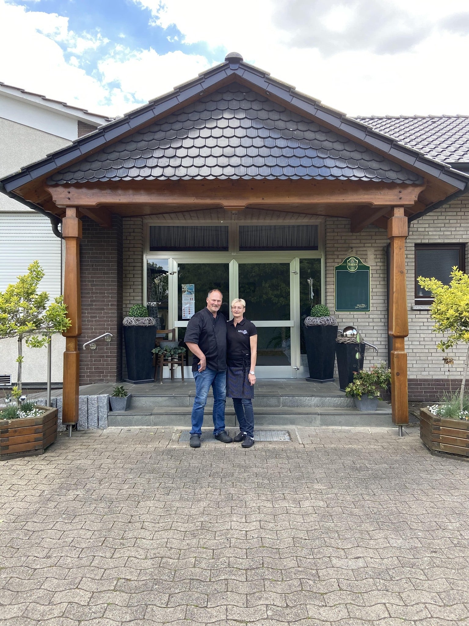 Familie Rathert vor dem Eingang ihres Landgasthauses