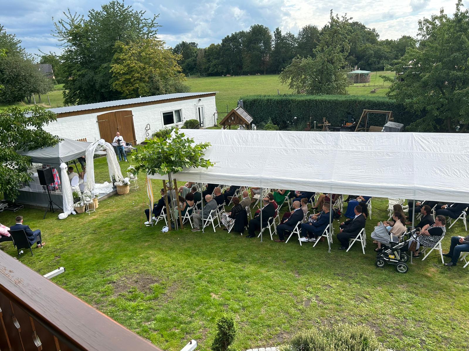 Brautpaar und Gäste beim Feiern im Landgasthaus Rathert